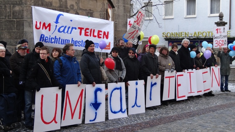 "Umfairteilte" AktivistInnen vor der Nikolaikirche.
