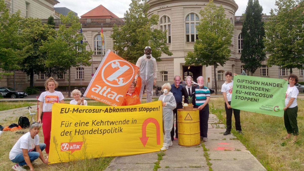 Attacies demonstrieren vor dem Wirtschaftsministerium gegen das EU-Mercosur Abkommen - für eine Kehrtwende in der Handelspolitik - drei Attacies tragen Masken von Merz, von der Leyen und Lula