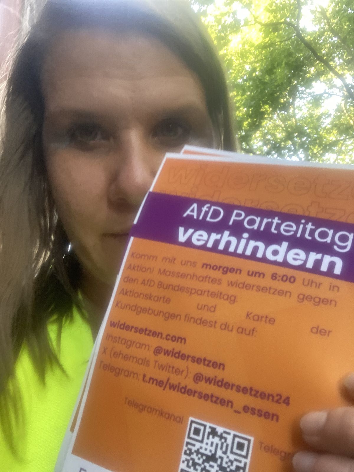 Attac-Aktivistin mit "Widersetzen"-Flyer
