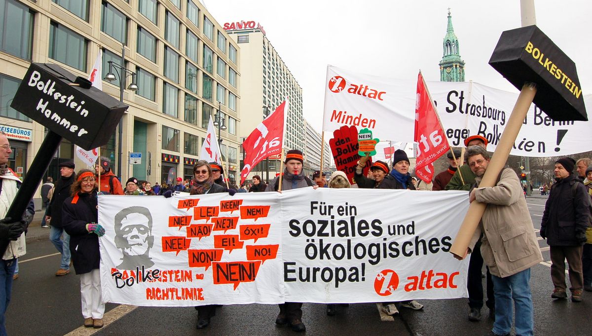 Menschen hinter einem Banner mit der Aufrschrift "Bolkestein-Richtlinie Nein! Für ein soziales und ökologisches Europa"