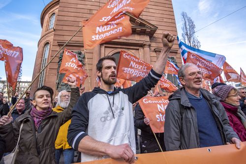 Attacies demonstrieren gemeinsam vor der Frankfurter Paulskirche: "Gemeinsam Nazis stoppen!"