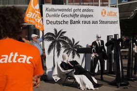 Attac-Proteste gegen die dunklen Geschäfte der Deutschen Bank Attac-Proteste gegen die dunklen Geschäfte der Deutschen Bank