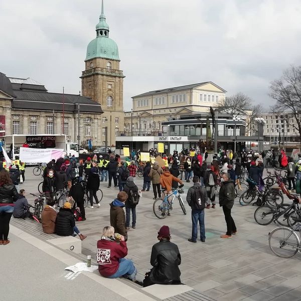 Panoramablick über die Klimastreikdemo in Darmstadt