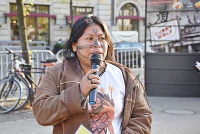 Indigene Frau spricht bei der Kundgebung