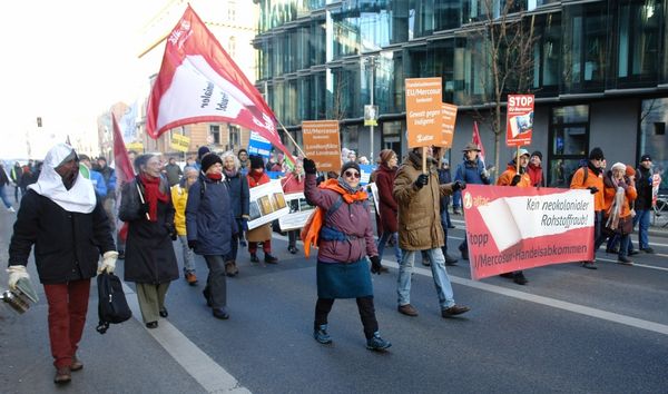 Aktivist*innen von Attac tragen u.a. ein Transparent mit der Aufschift: Stopp EU/Mercosur Handelsabkommen - Kein neokolonialer Rohstoffraub!