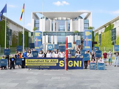 Aktivisti vieler Organisationenb stehen mit Bannern zum Auftakt der "Make them SIGN!" Initiative vor dem Kanzleramt