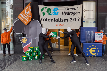 Protest vor Enertrag in Berlin gegen das grüne Wasserstoffprojekt in Namibia