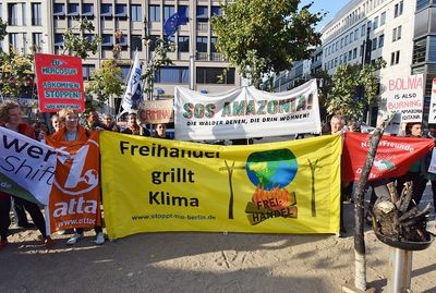 Aktivisti vieler Organisationen mit Bannern