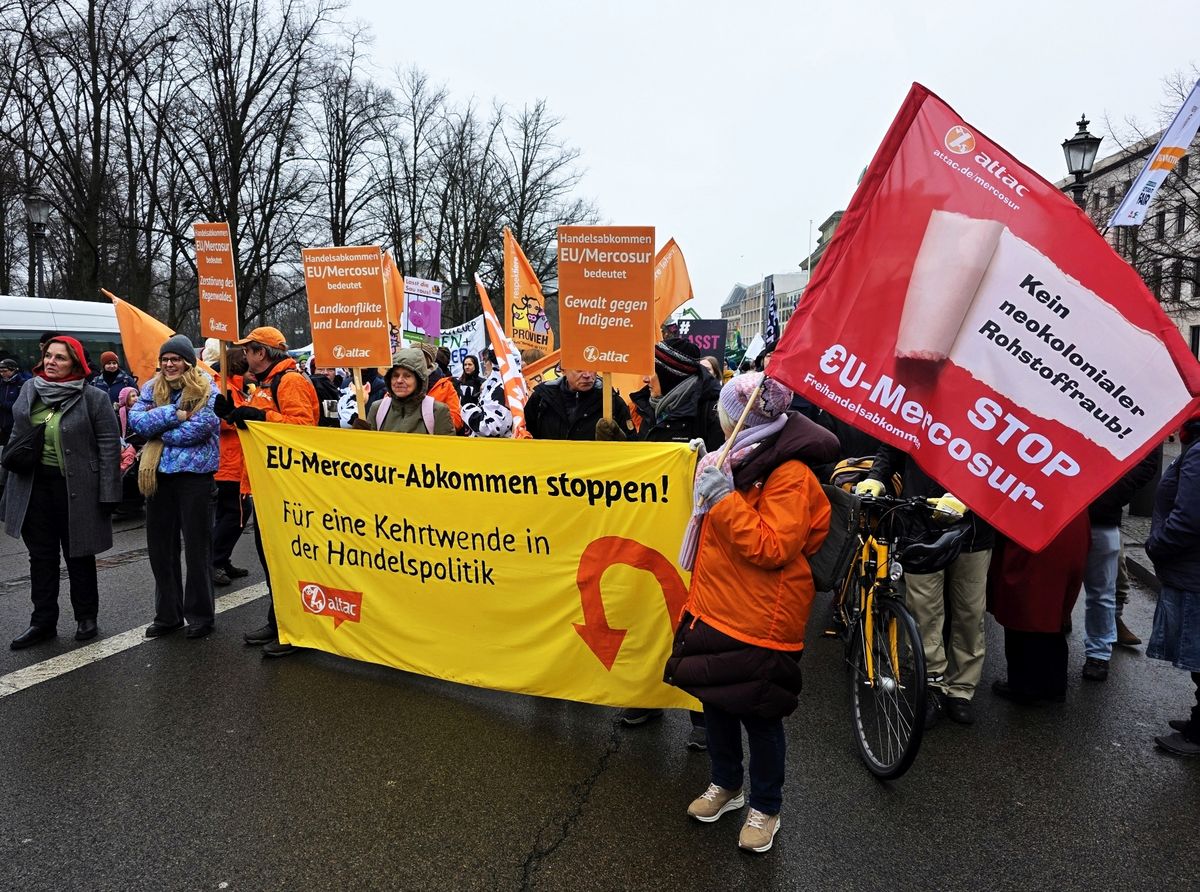 Attacies mit Banner, Schildern und Fahne fordern auf der WHES Demo 2026 Stop EU-Mercosur-Freihandelsabkommen - Für eine Kehrtwende in der Handelspolitik