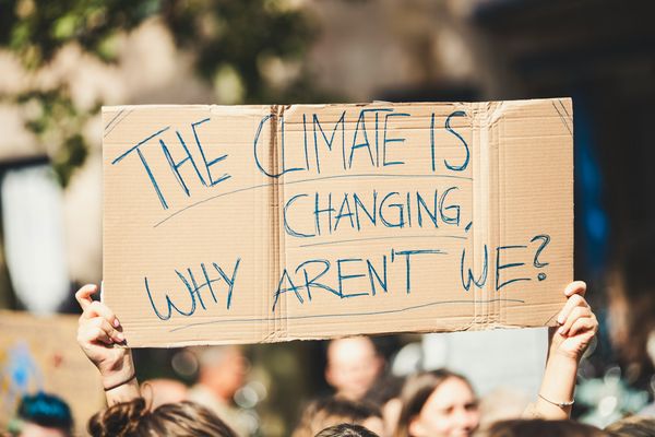 Demoschild mit der Aufschrift „The climate is changing. Why aren't we?“