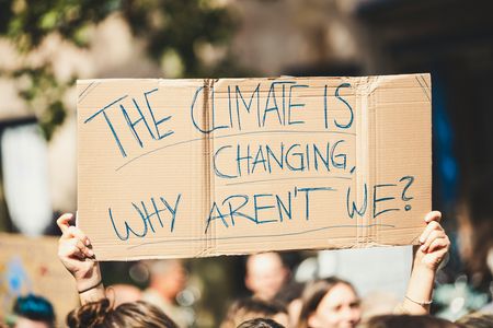 https://www.vsa-verlag.de/nc/buecher/detail/artikel/das-nachhaltige-finanzsystem Ein Schild, auf dem steht: Climate is changing, why aren't we?