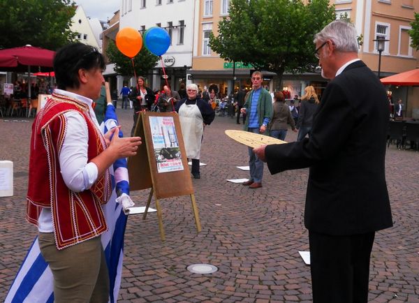 Die Griechen geben den größten Teil an ihre Gläubiger weiter