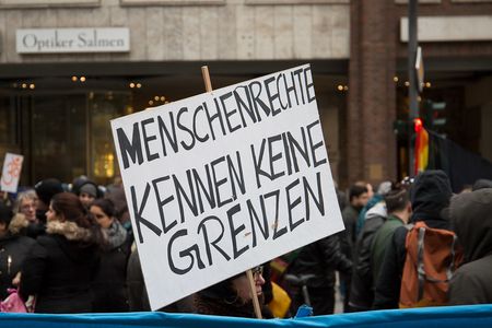 Demoschild mit folgendem Text: Menschenrechte kennen keine Grenzen