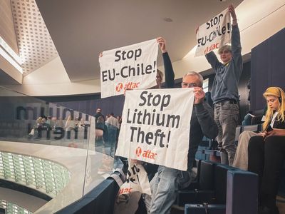Attac Aktivisten halten Banner mit "Stop Lithium Theft" und "Stop EU-Chile"
