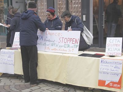 Attac Rhein-Sieg: Infotisch bei Unterschriften-Aktion