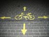Fahrradzeichen auf Straße in allen vier Richtungen