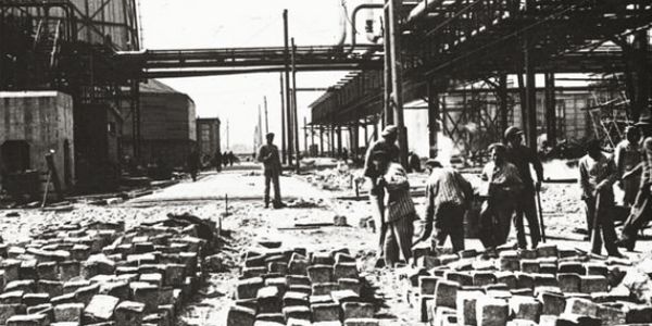 Zwangsarbeiter beim Bau des Werkes Buna-Monowitz