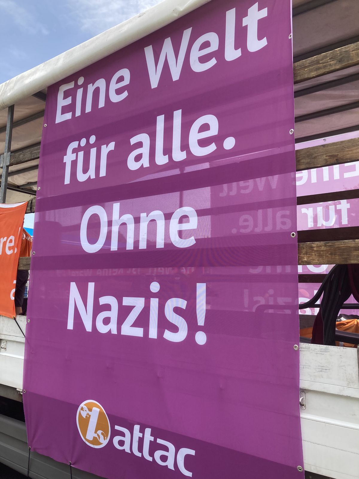 Banner auf LKW: "Eine Welt für alle. Ohne Nazis!"