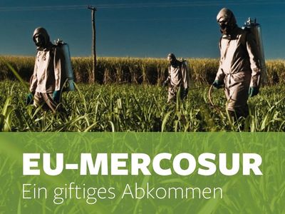 Menschen in Schutzanzügen versprühen Gift auf Feld, darunter "EU-Mercosur - Ein giftiges Abkommen"EU-Mercosur - Ein giftiges Abkommen