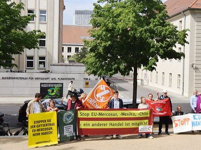 Aktivist*innen vor Bundesministerium für Wirtschaft und Klimaschutz, Hauptbanner "Stop EU-Mercosur, -Mexiko, -Chile - ein anderer Handel ist möglich"