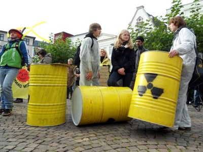 Atomfässer auf dem Marktplatz