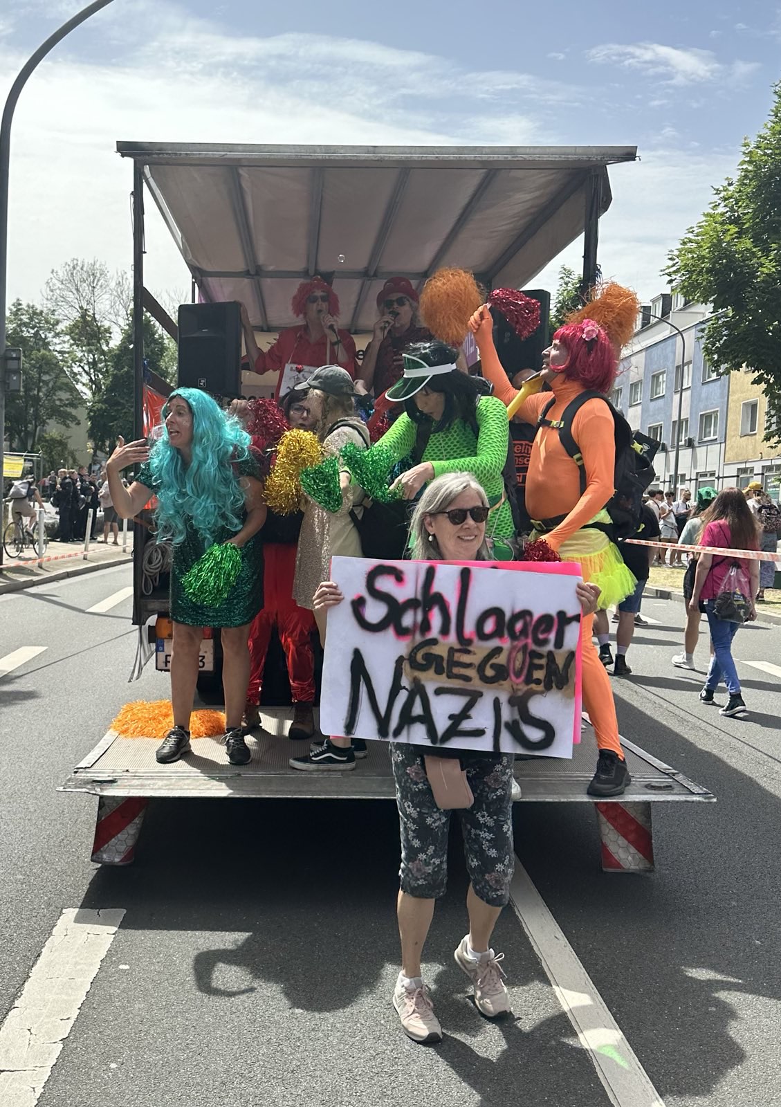 Kostümierte auf dem Attac-Lauti: "Schlager gegen Nazis"