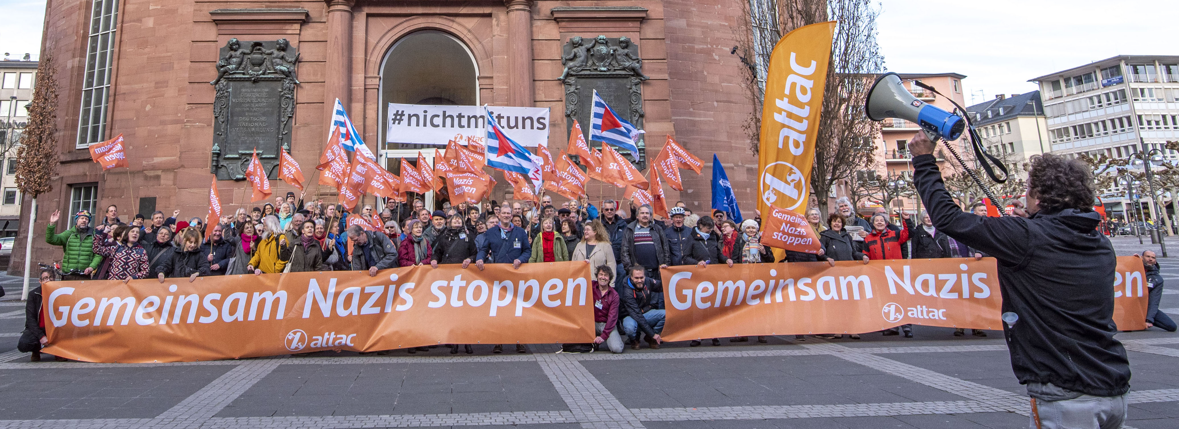 Attacies fordern gemeinsam vor der Paulskirche in Frankfurt am Main: "Gemeinsam Nazis stoppen!"