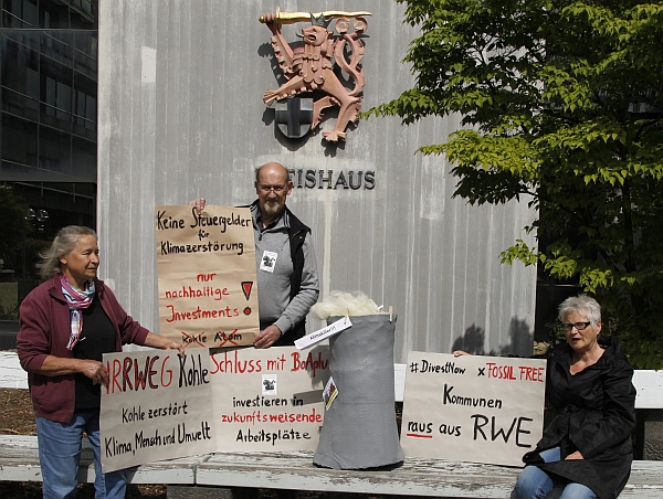 attac Rhein-Sieg mit Kühlturm und Protestschildern vor dem Kreishaus Siegburg
